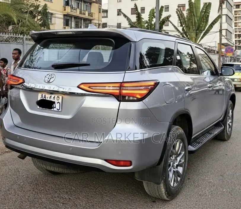 Toyota Fortuner 2.4 D AWD 2023 Silver