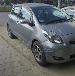 Toyota Yaris Base Hatchback 5dr 2010 Gray