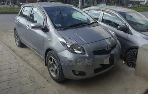 Toyota Yaris Base Hatchback 5dr 2010 Gray