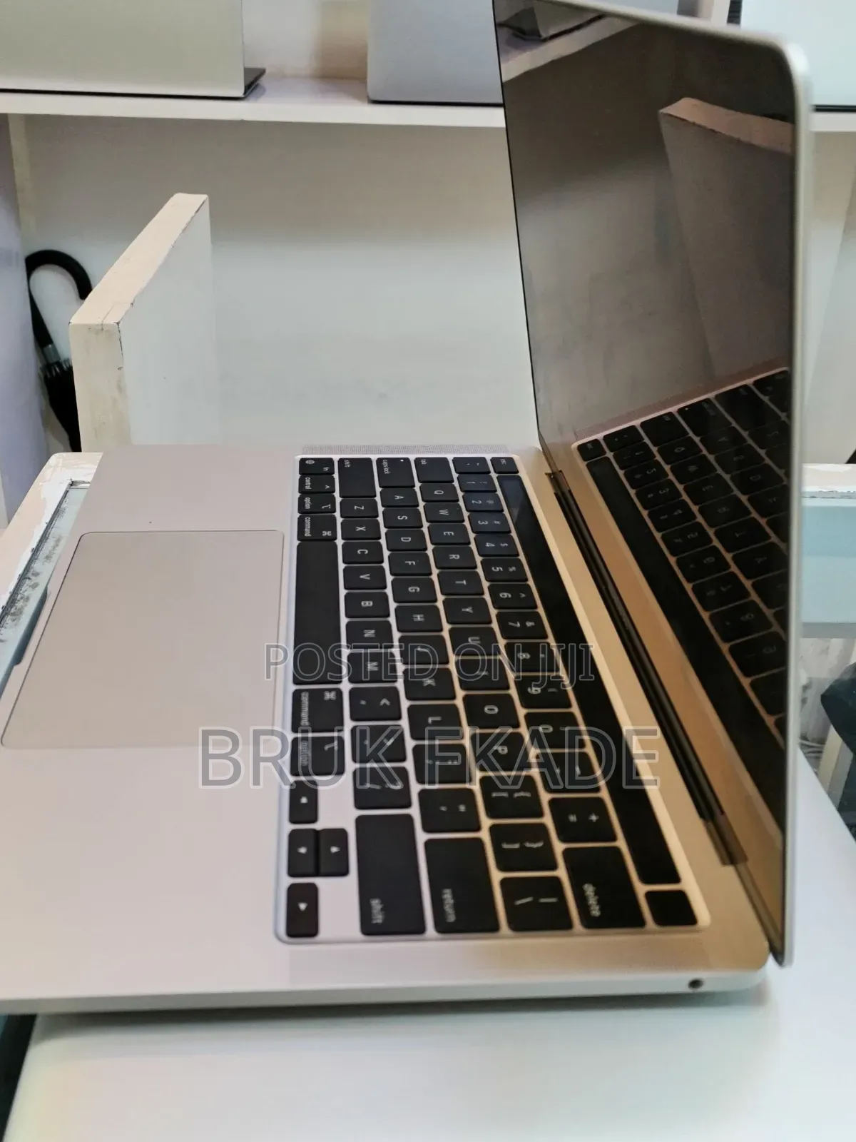 New Laptop Apple MacBook Pro M1 16GB Apple M1 Pro SSD 512GB