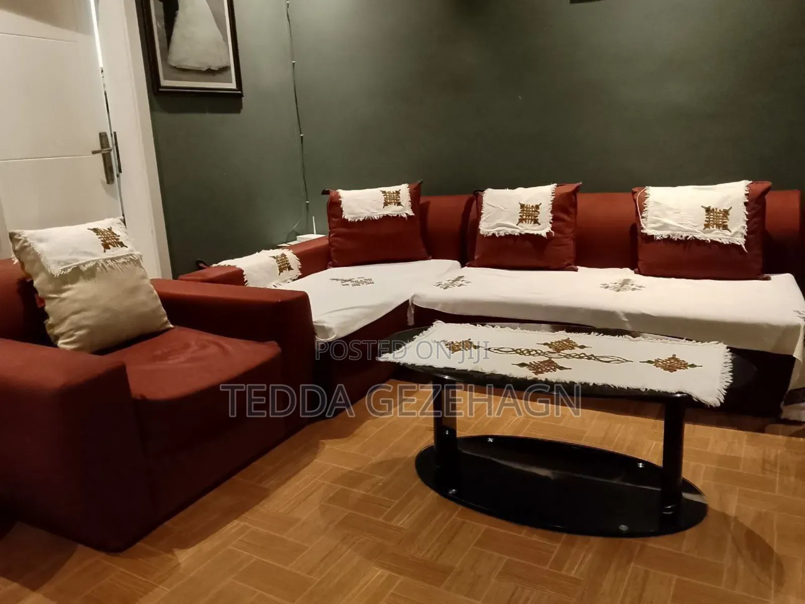 የሚሸጥ ሶፋ ( Couches Sell )