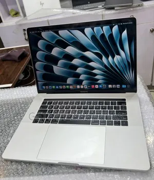 New Laptop Apple MacBook Pro 2018 16GB Intel Core I7 SSD 256GB