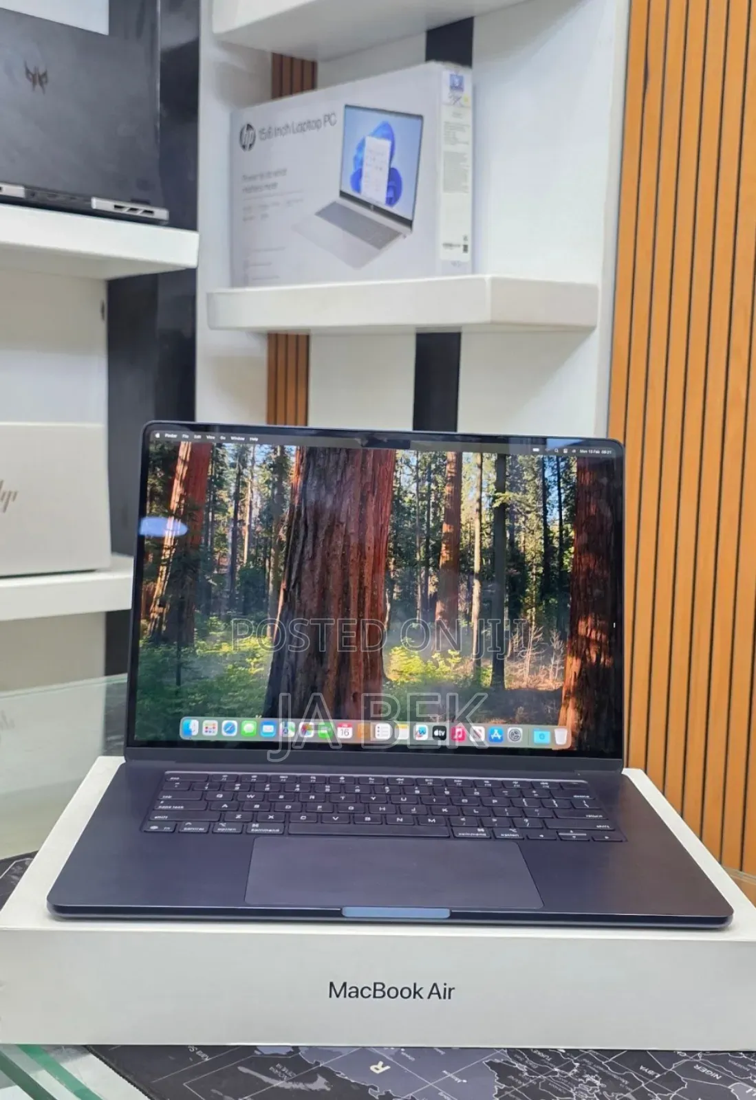 New Laptop Apple MacBook Air 2025 M4 15-Inch 16GB Apple M4 SSD 256GB