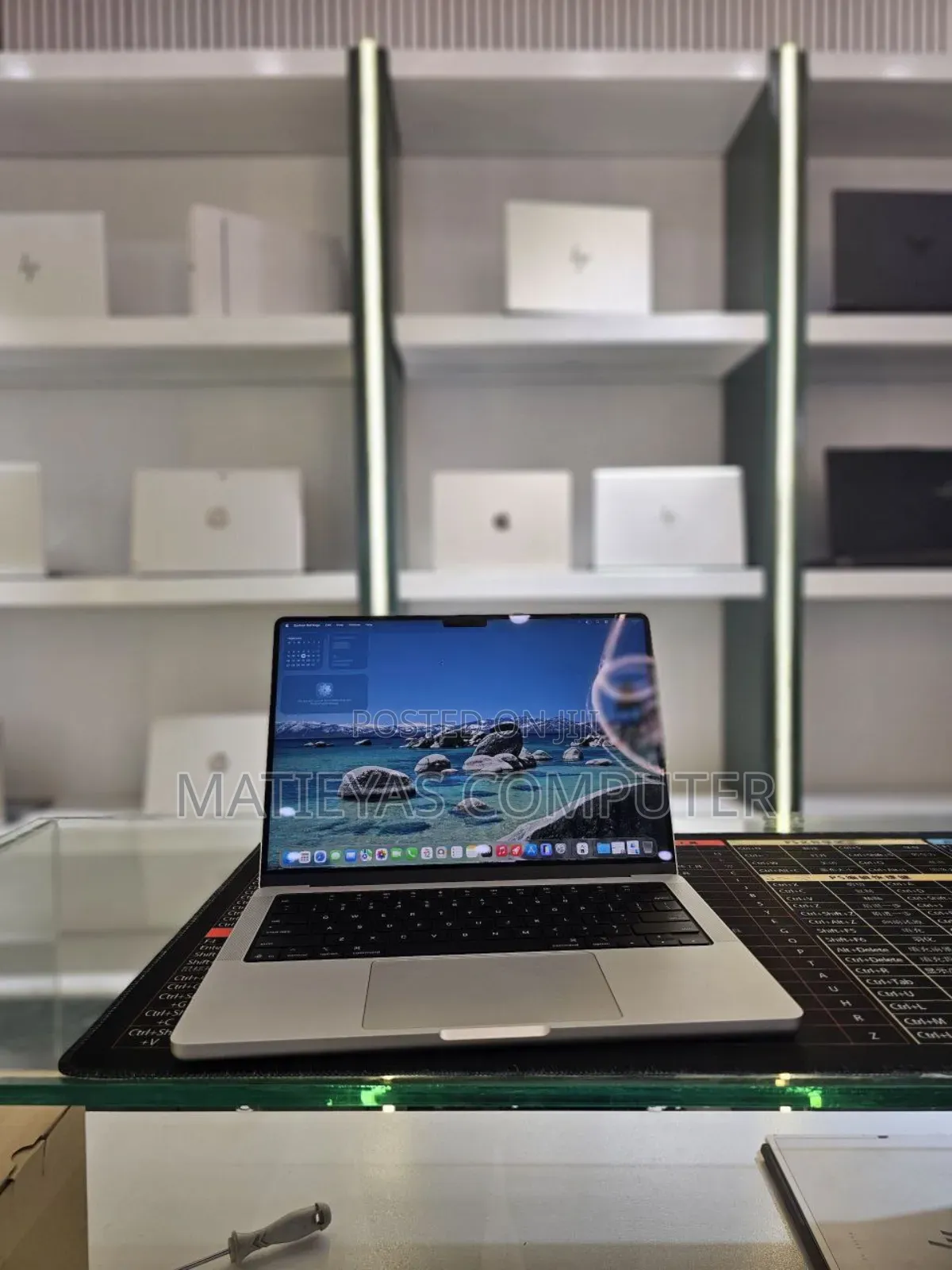 New Laptop Apple Macbook Pro 2025 M5 14-Inch 16GB Apple M5 SSD 512GB