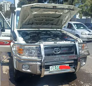 Toyota Land Cruiser 2015 White