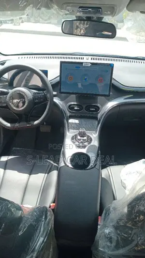 New BYD E2 43 kWh 94 hp FWD 2025 Silver