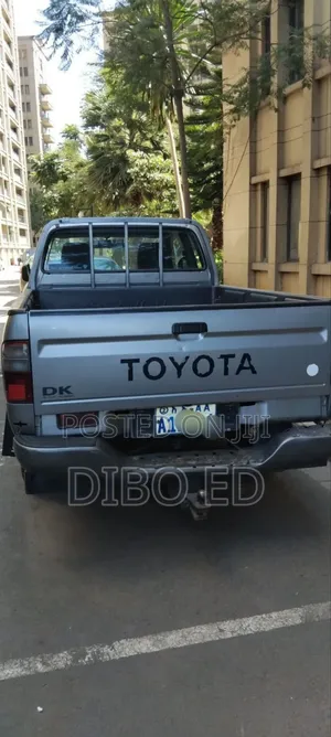 Toyota Hilux 2004 Gray