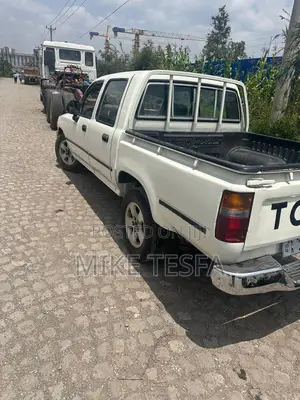 Toyota Hilux 1990 White