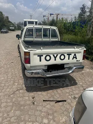 Toyota Hilux 1990 White