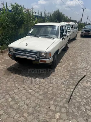 Toyota Hilux 1990 White