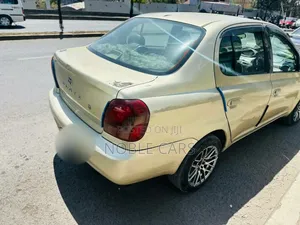 Toyota Platz 2002 Gold