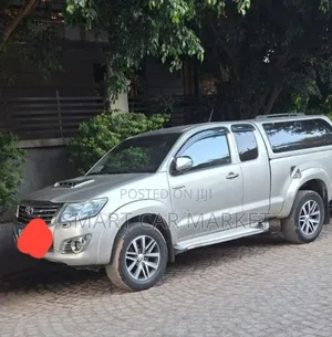 Toyota Hilux 2014 Gray