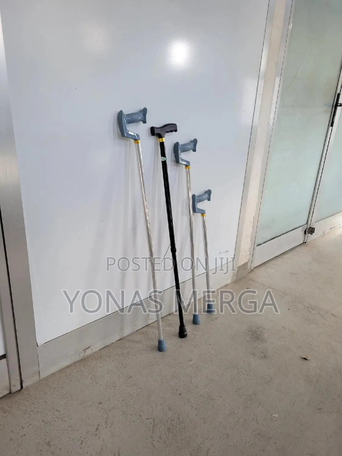 Walking Stick黛日enhance Visibility in Low-Light Conditions.