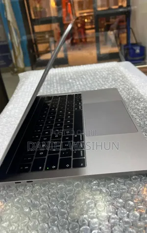 New Laptop Apple MacBook Pro 2019 8GB Intel Core I5 SSD 128GB