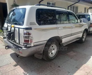 Toyota Land Cruiser 2006 White