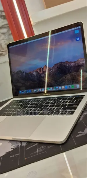 New Laptop Apple MacBook Pro 2017 8GB Intel Core i5 SSD 256GB