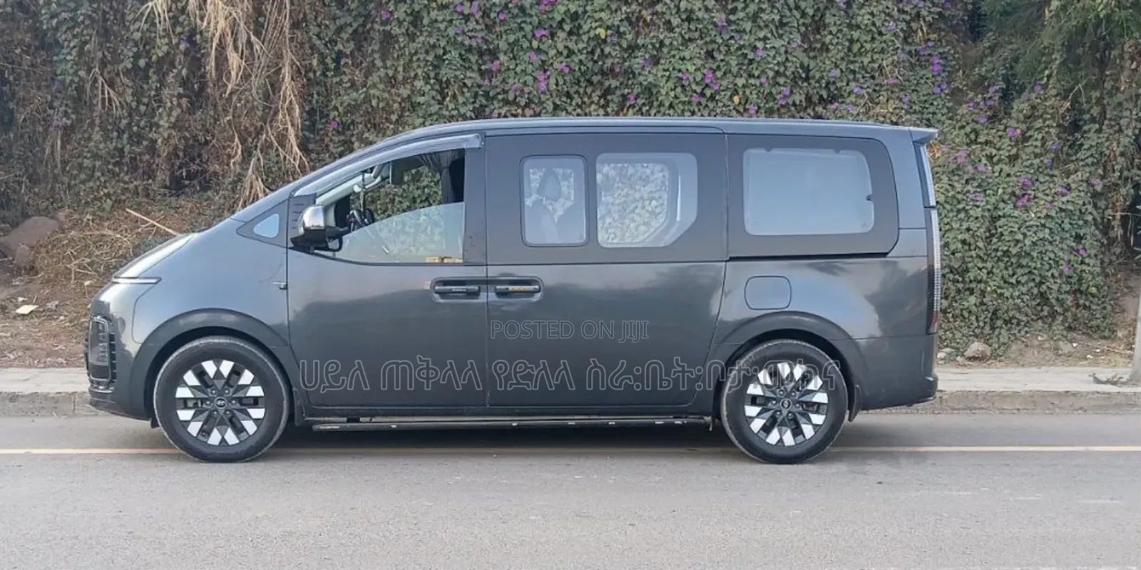 Hyundai Staria 2023 Black