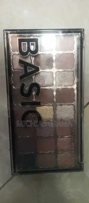 Eyeshadew Plate Basic