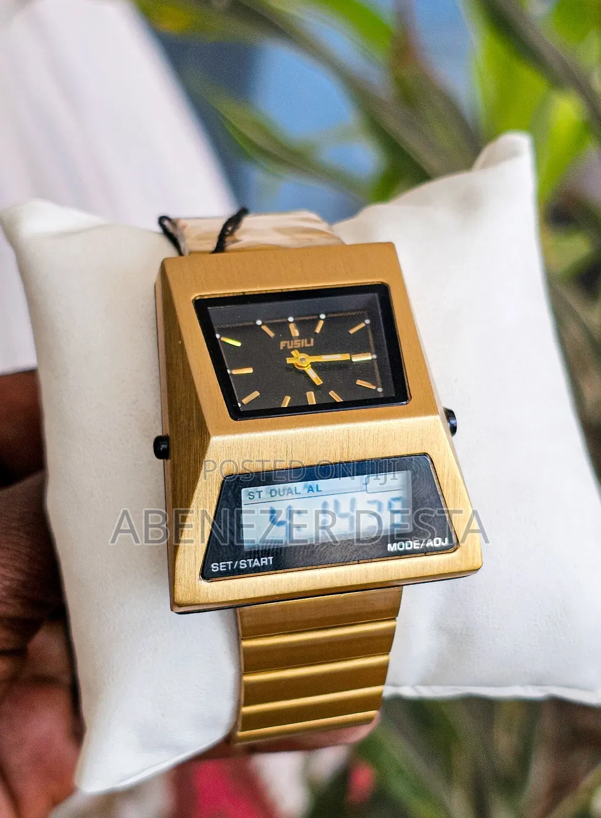 Vintage-Style Retro-Futuristic Watch Is Similar to Models