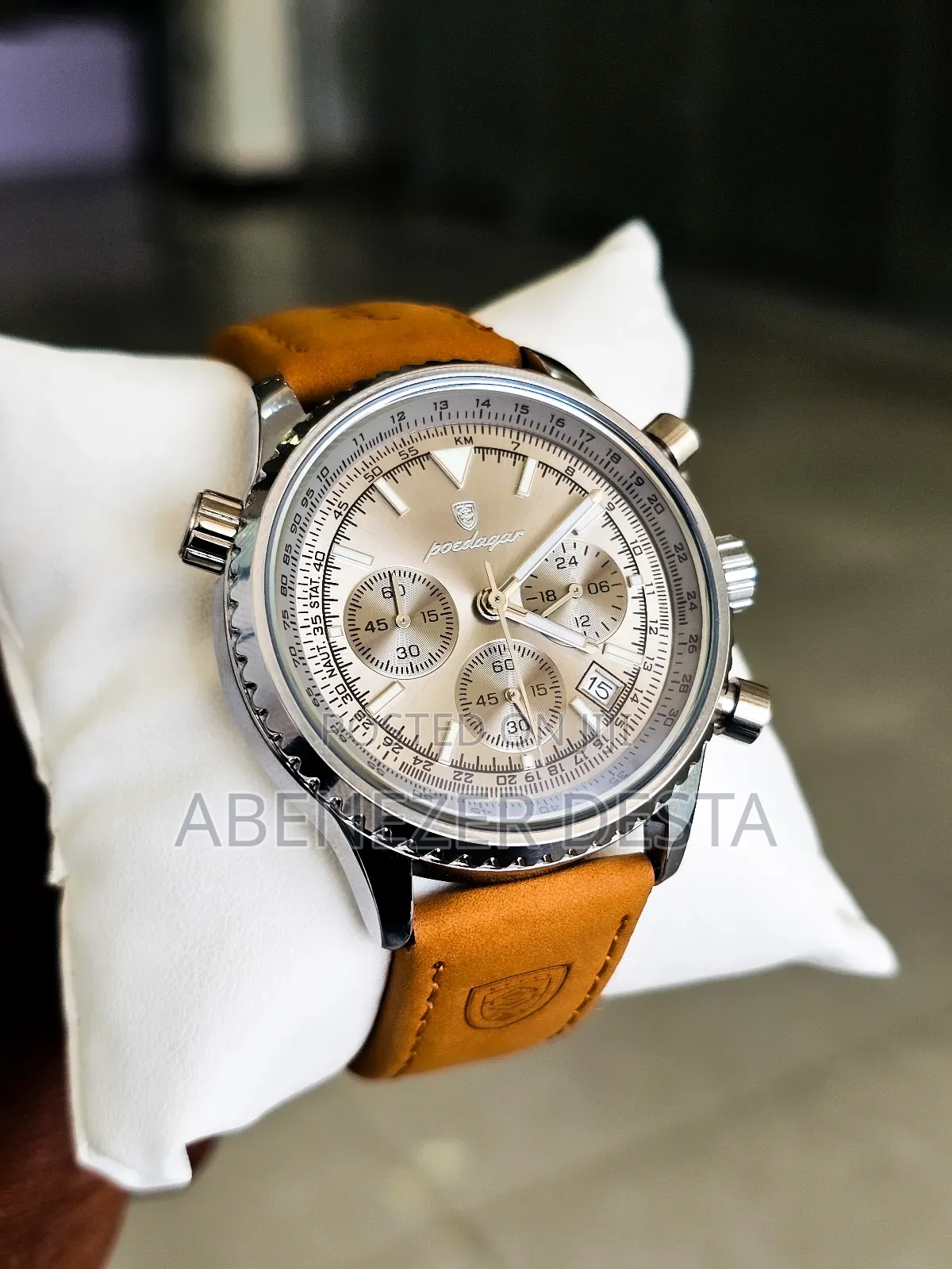 Poedagar Chronograph Wristwatch Featuring a Champagne Dial