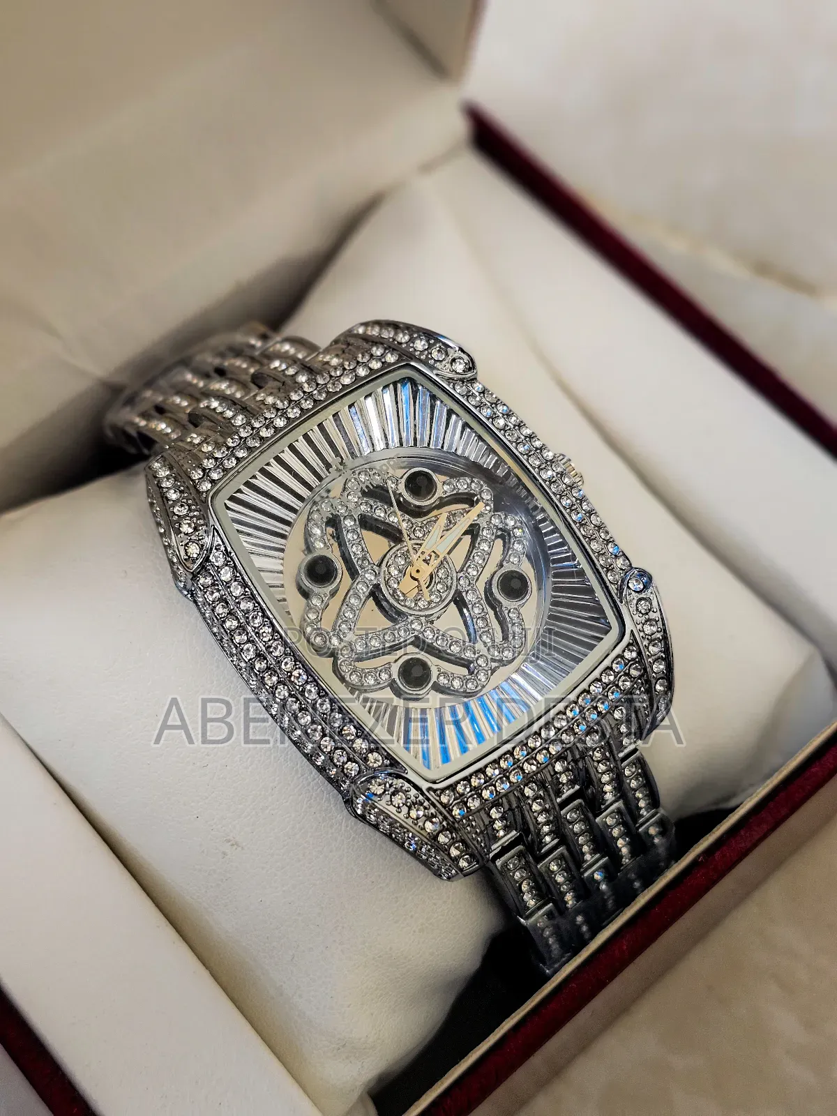 Lookworld Luxury Chain Wristwatch Featuring a Silver-Plated