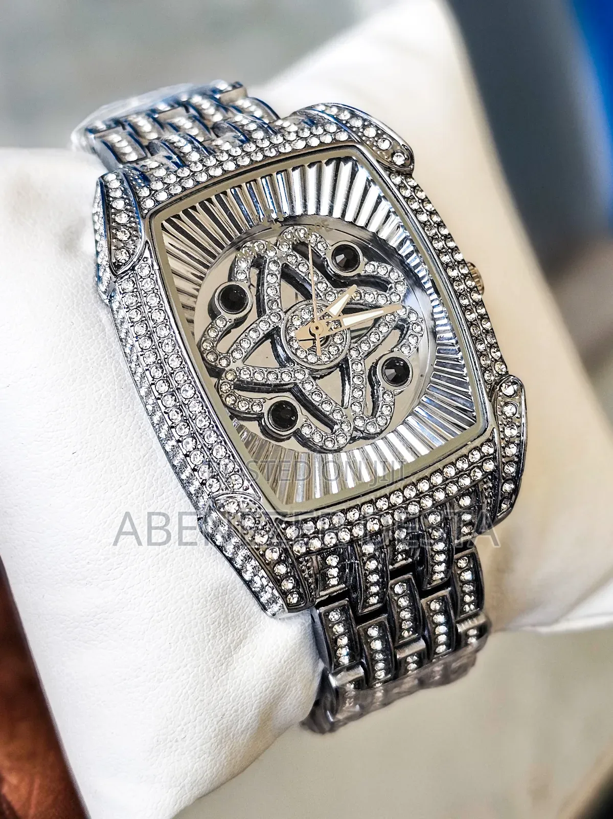 Lookworld Luxury Chain Wristwatch Featuring a Silver-Plated