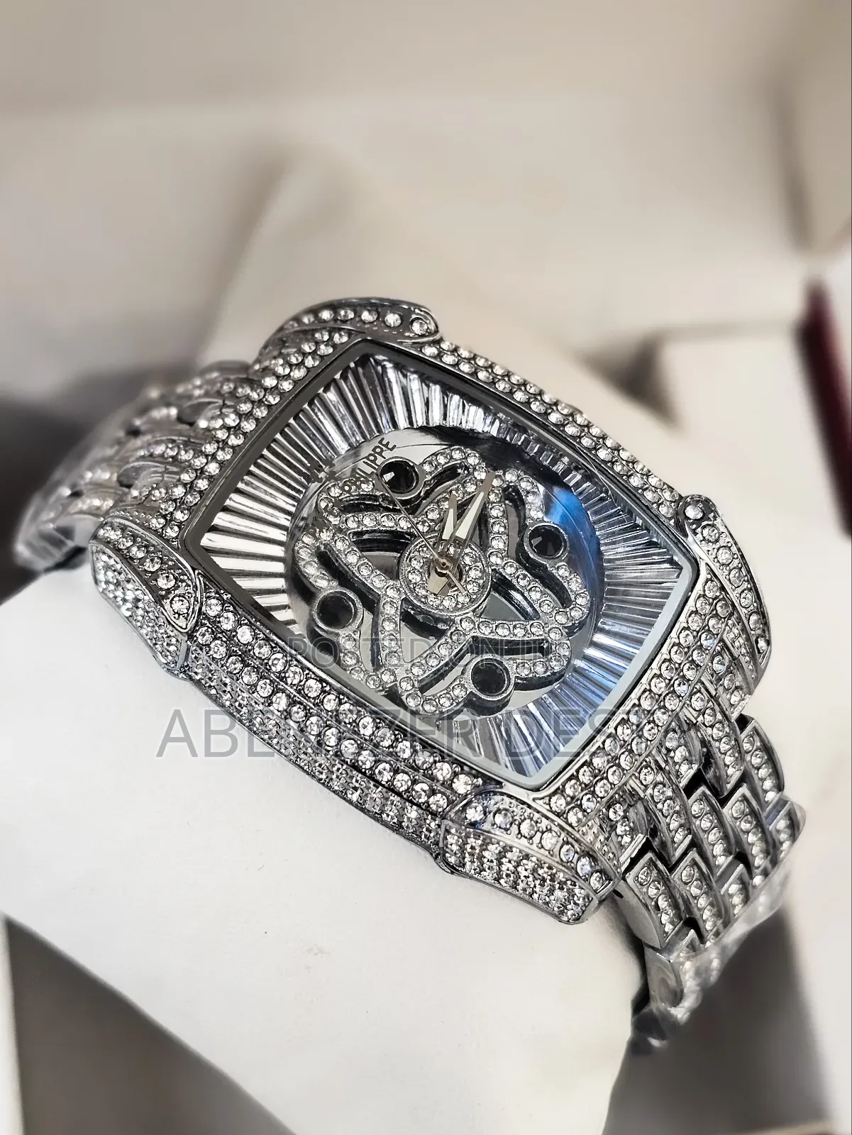 Lookworld Luxury Chain Wristwatch Featuring a Silver-Plated