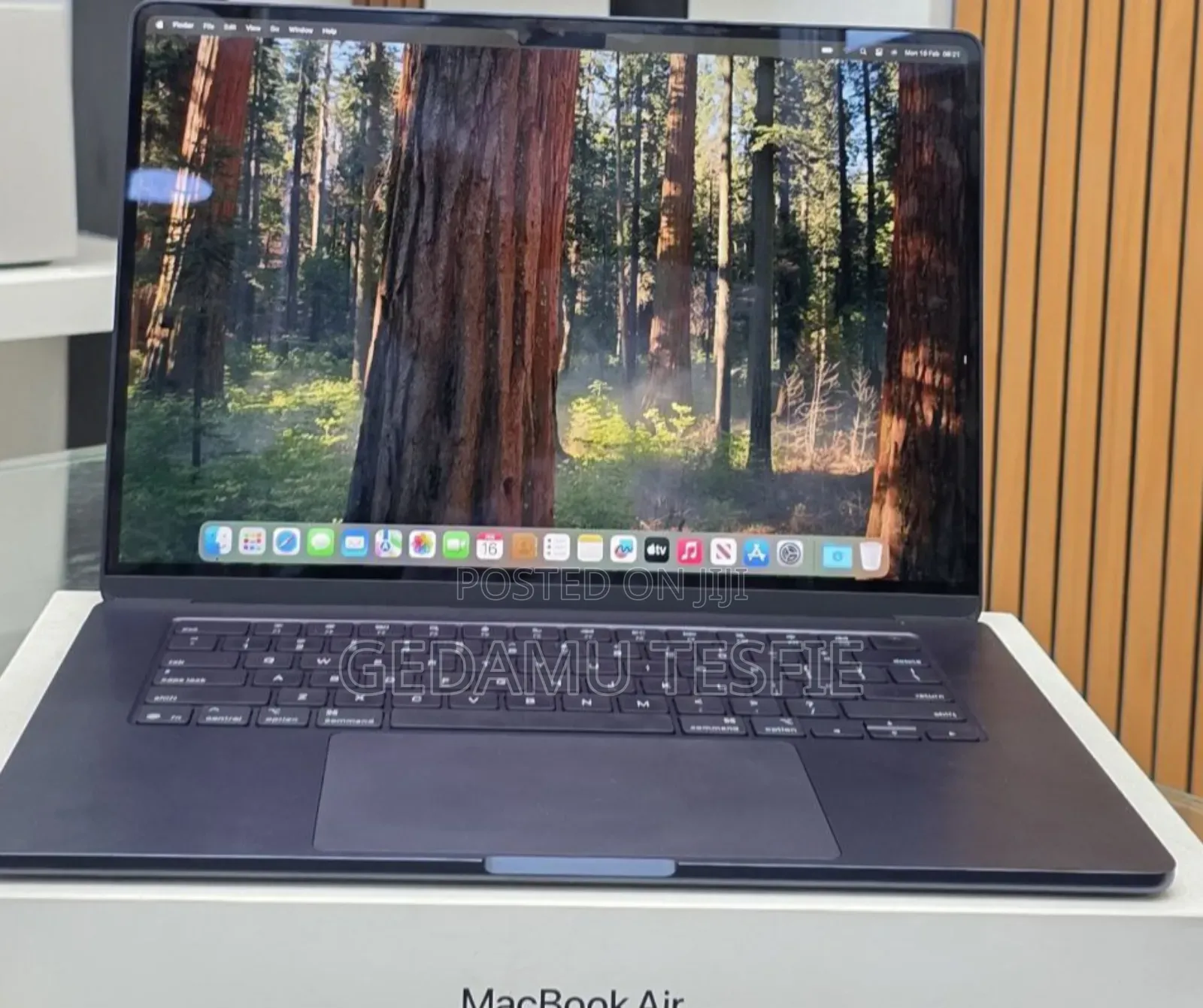 New Laptop Apple MacBook Air 2025 M4 15-inch 16GB SSD 256GB