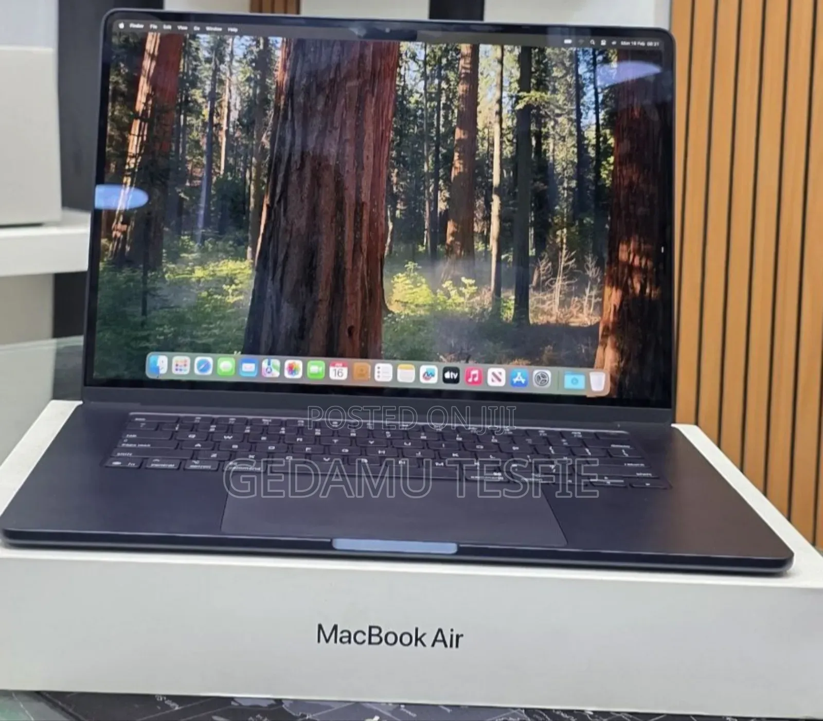 New Laptop Apple MacBook Air 2025 M4 15-inch 16GB SSD 256GB