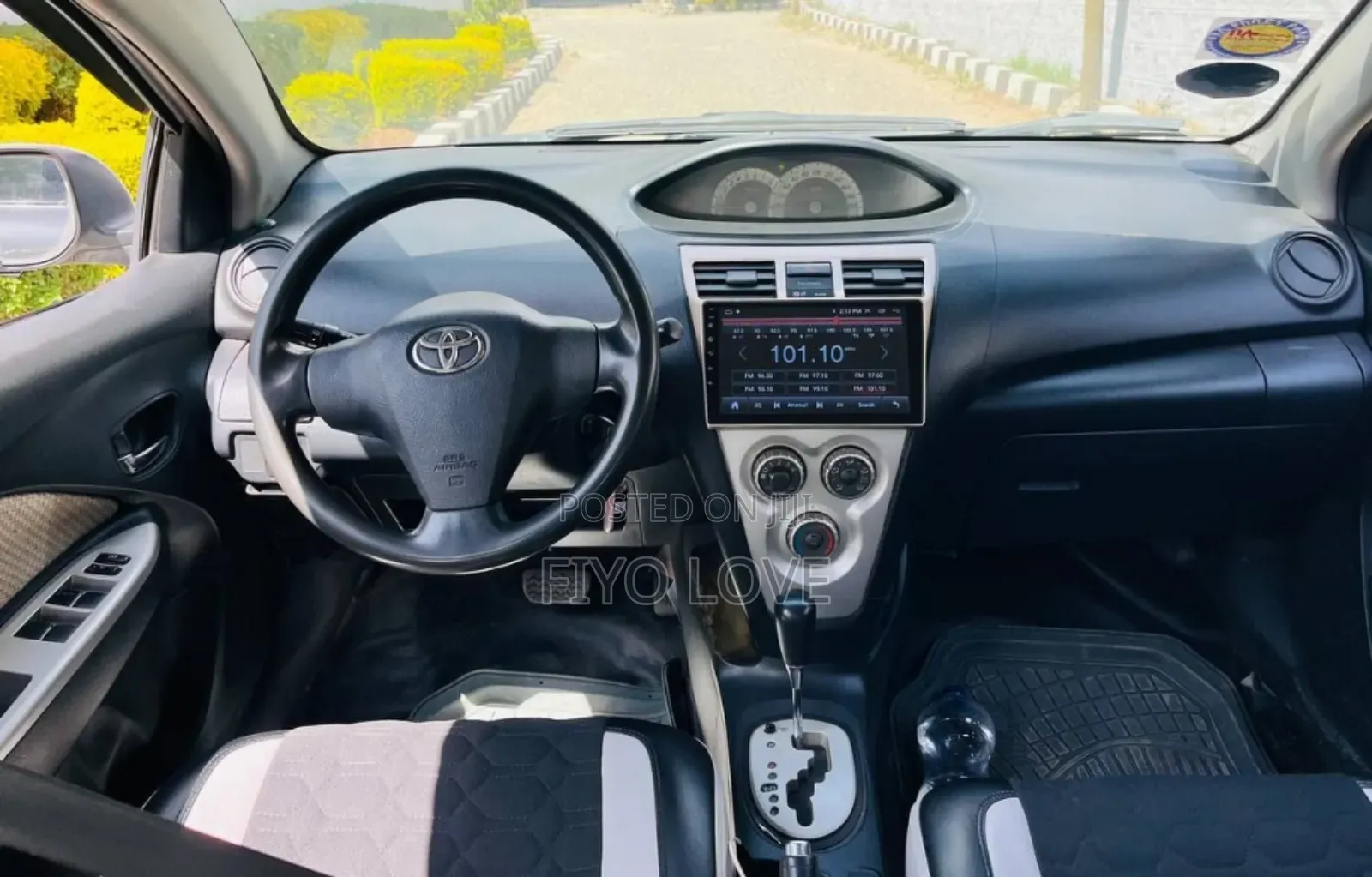 Toyota Yaris 2010 White