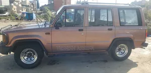 Isuzu Trooper 1986 Gold