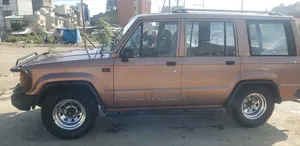 Isuzu Trooper 1986 Gold