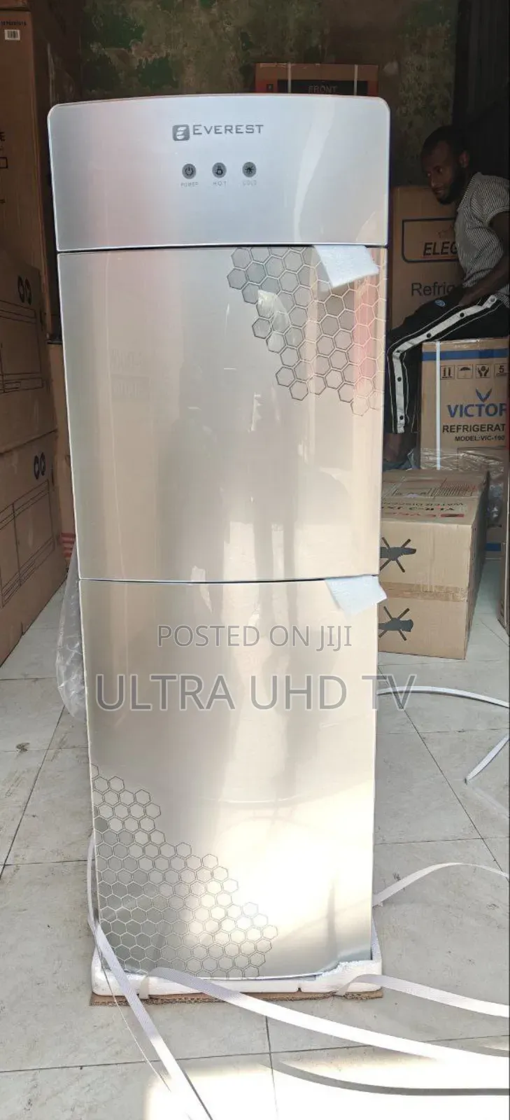 Everest Brand Water Dispenser Featuring a Built-in Refrigerator