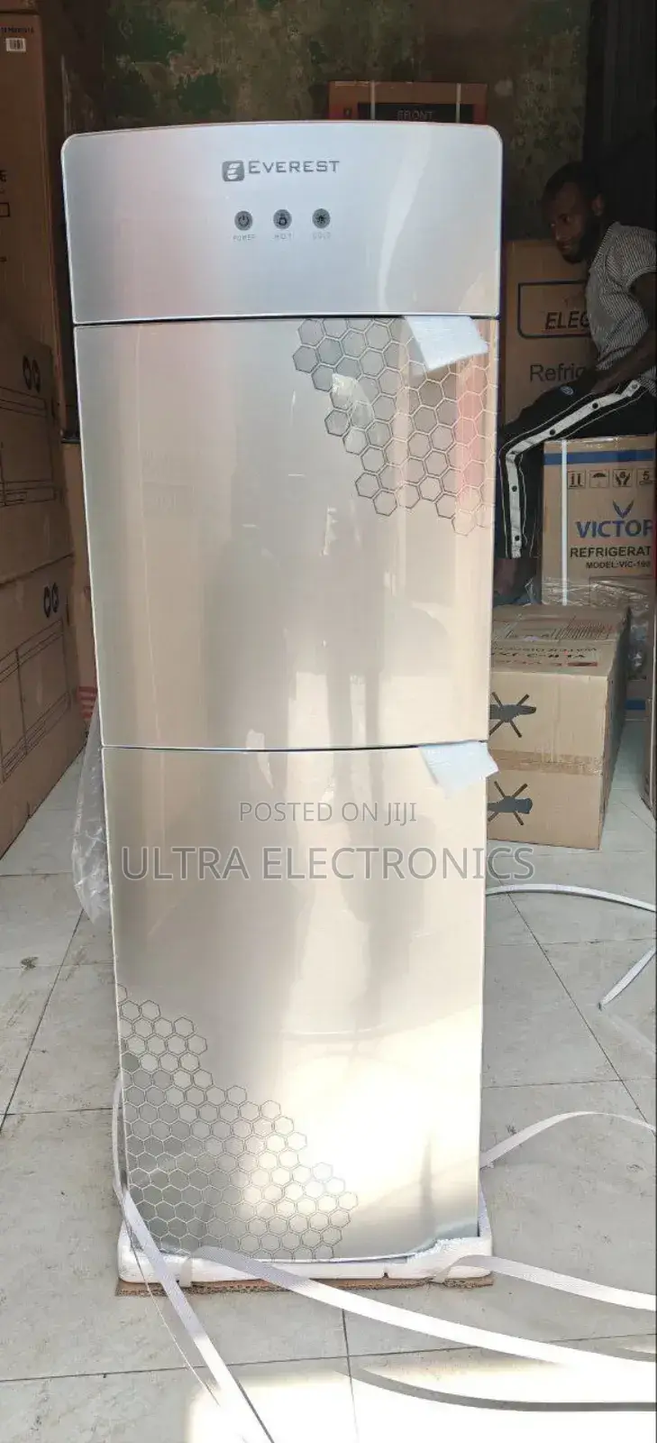 Everest Brand Water Dispenser Featuring a Built-in Refrigerator