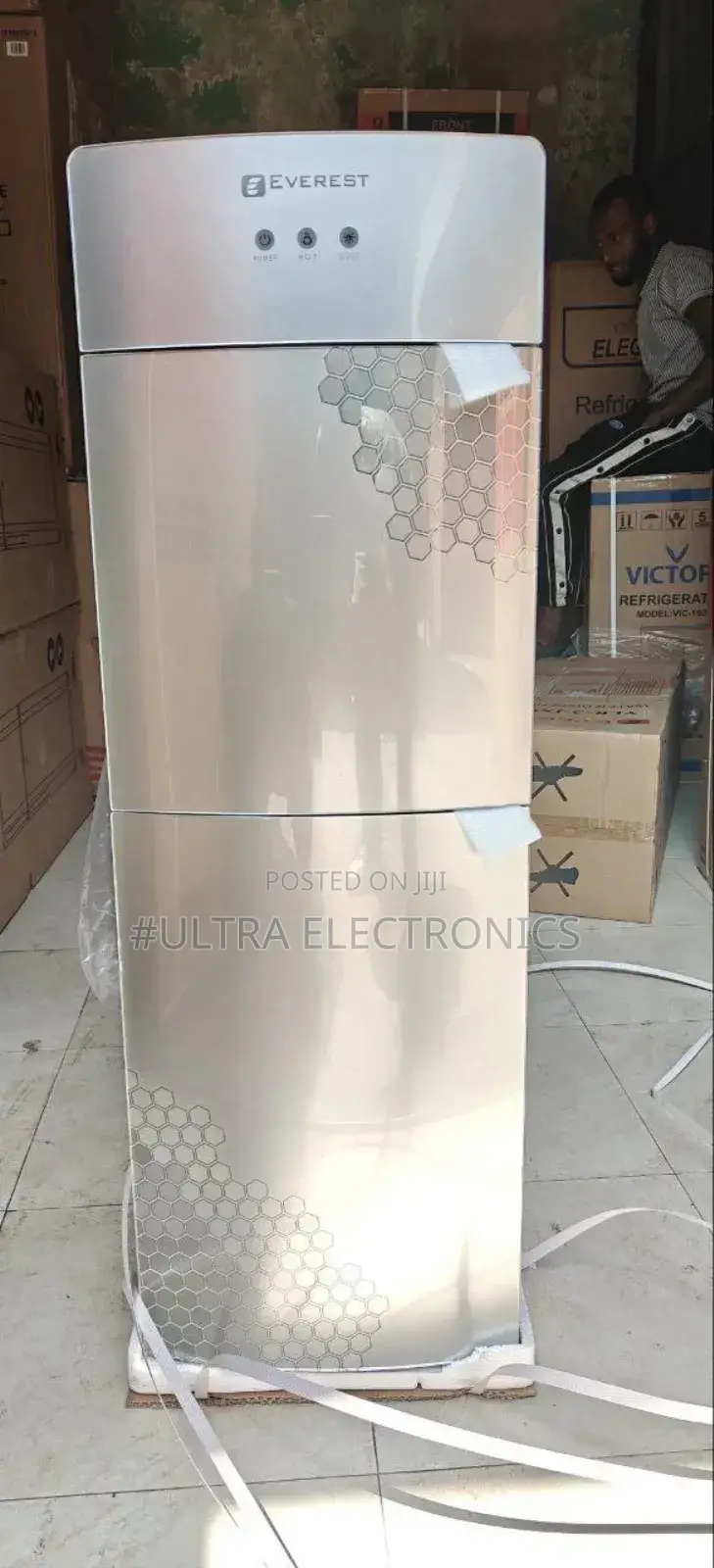 Everest Brand Water Dispenser Featuring a Built-in Refrigerator