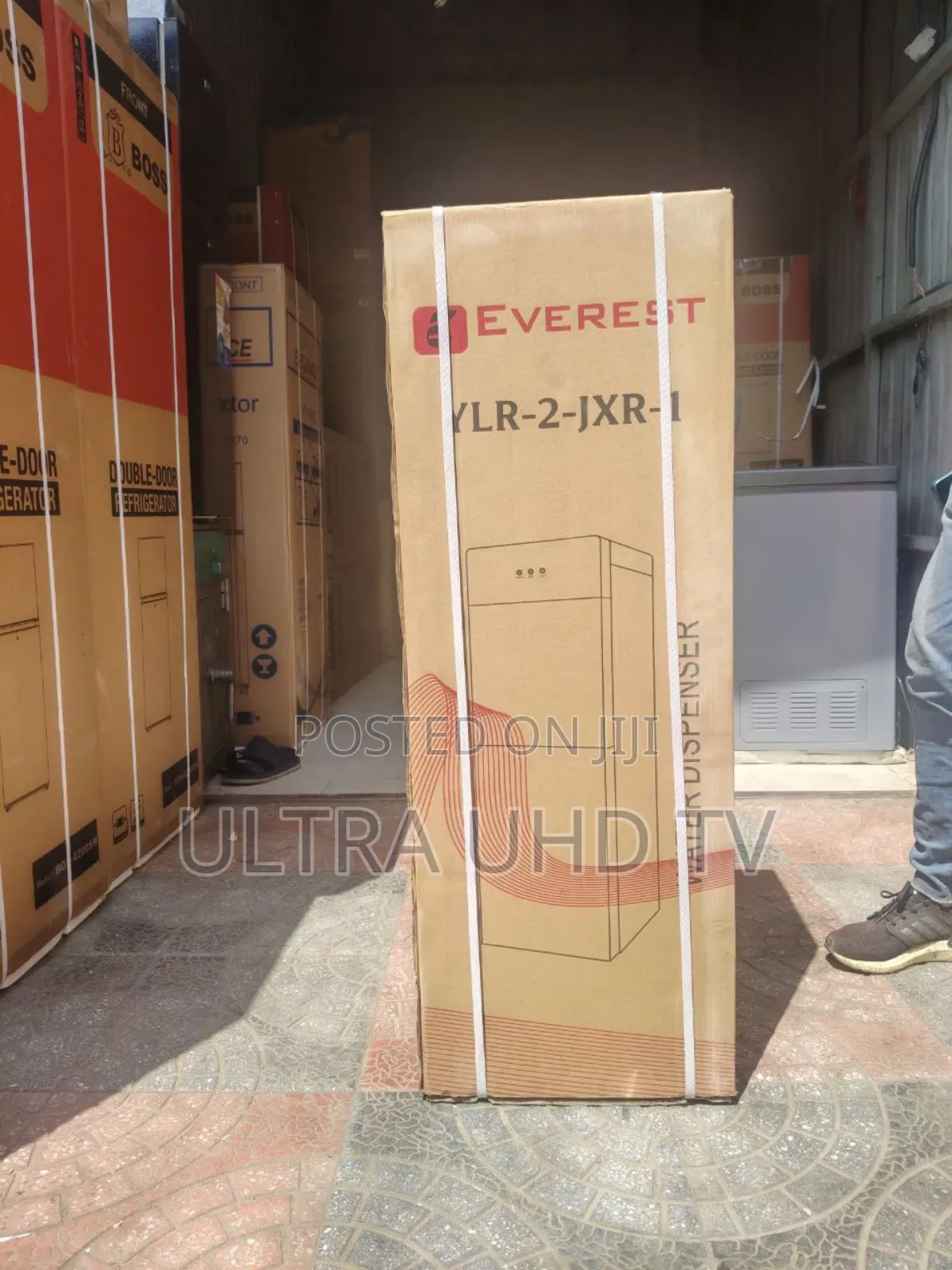 Everest Brand Water Dispenser Featuring a Built-in Refrigerator