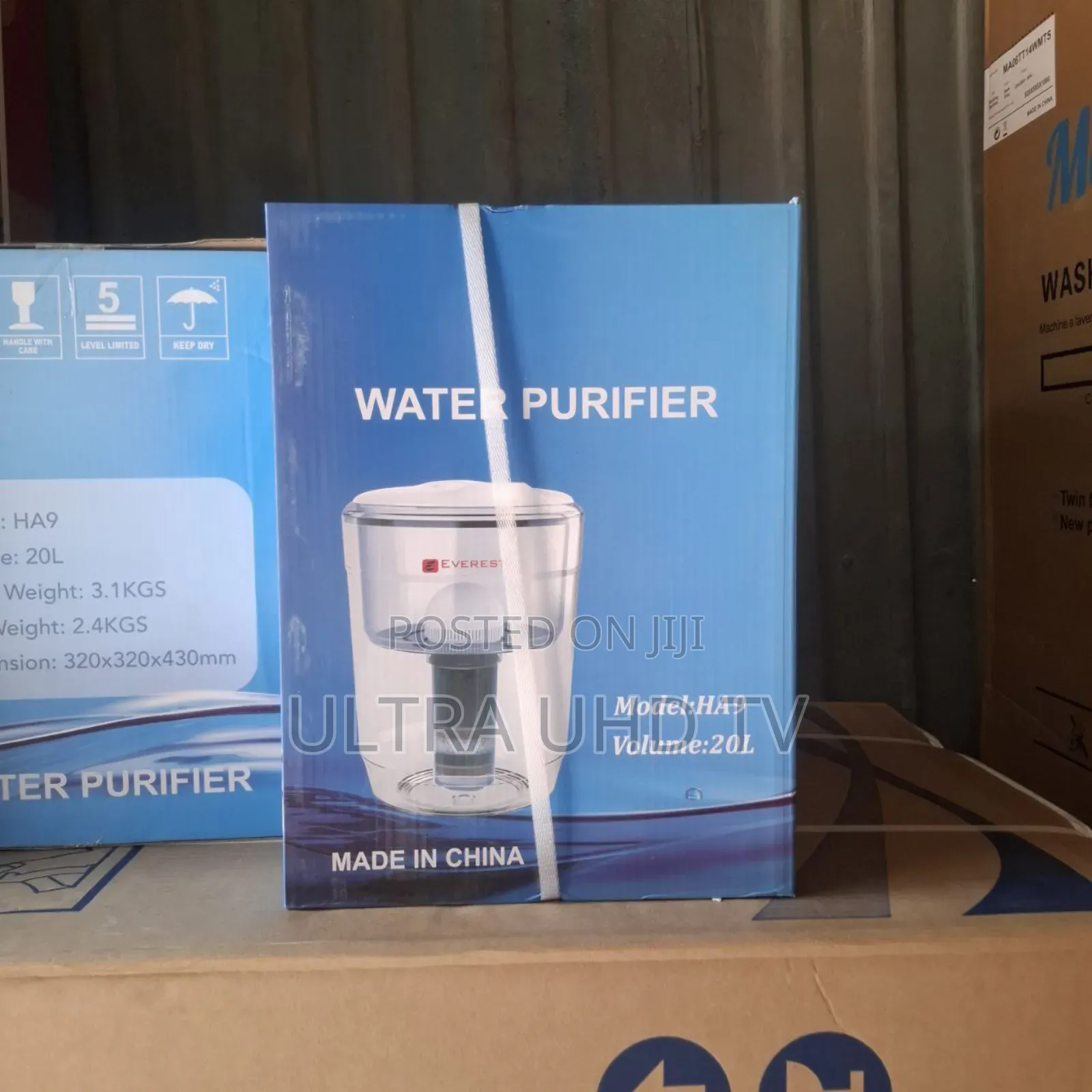 Everest Brand Water Dispenser Featuring a Built-in Refrigerator