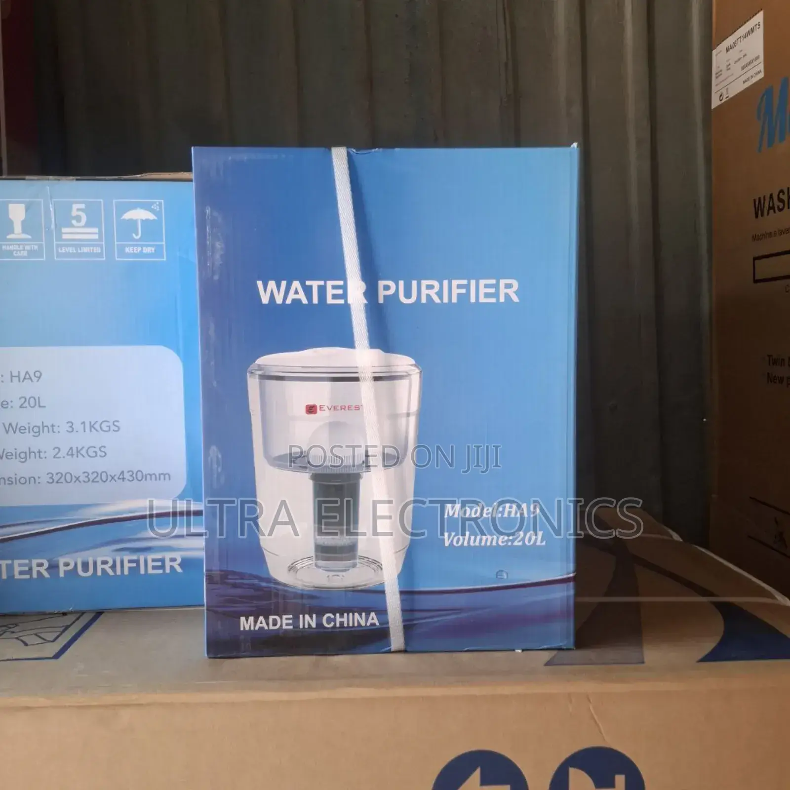 Everest Brand Water Dispenser Featuring a Built-in Refrigerator