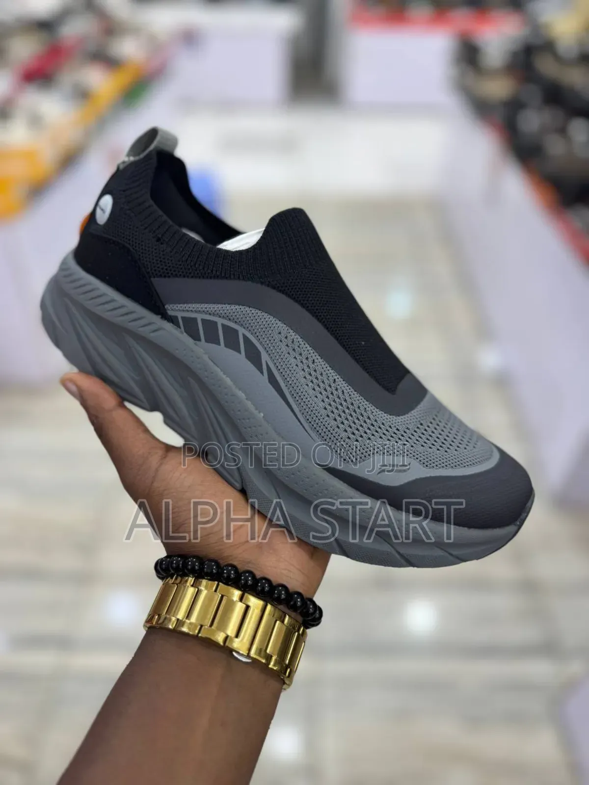 በድጋሚ ገብቷል Goupu Comfort Sneakers Made in Vietnam