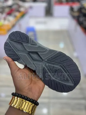 በድጋሚ ገብቷል Goupu Comfort Sneakers Made in Vietnam