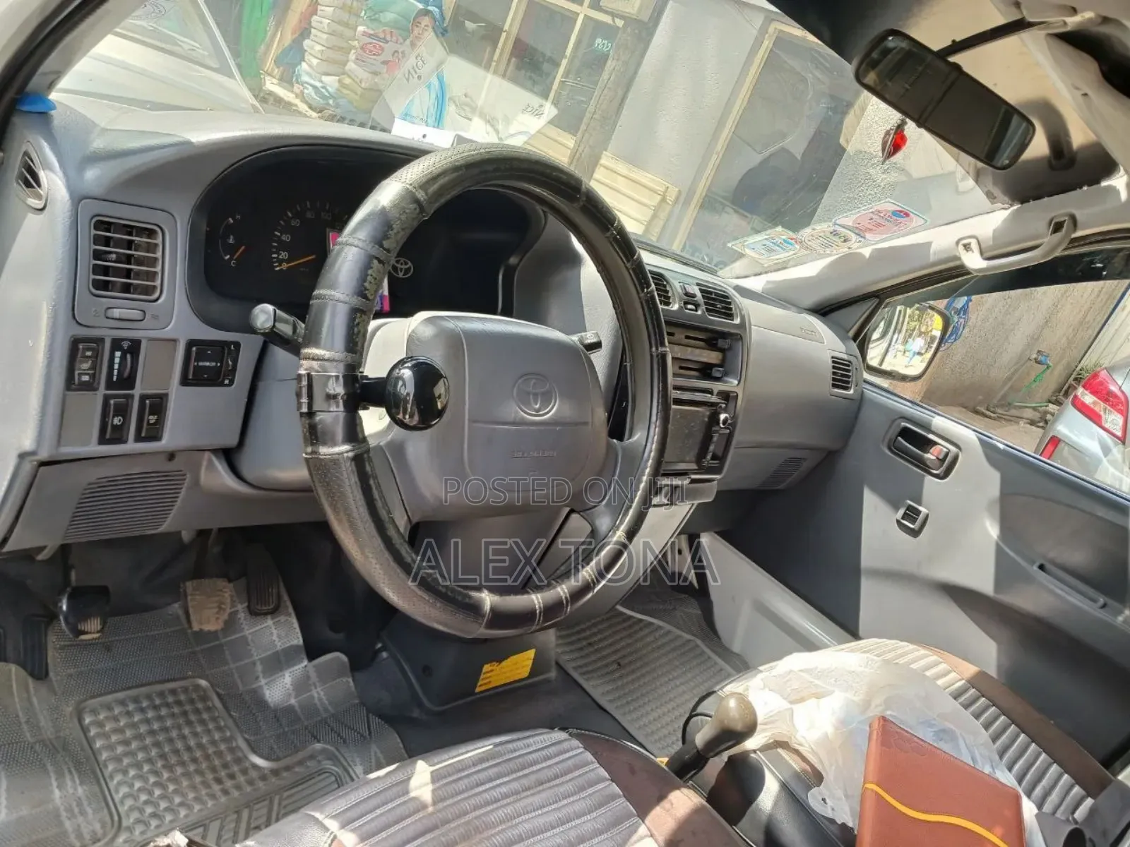 Toyota HiAce 2004 White