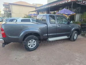 Toyota Hilux SR 4x4 2013 Gray