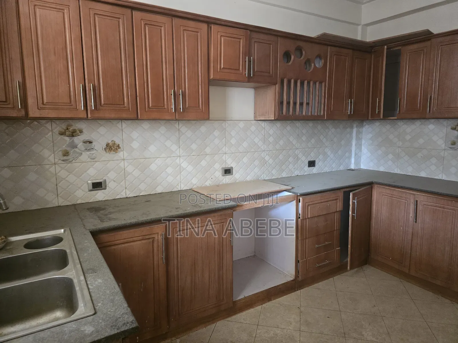 6bdrm House in Akaky Kaliti for sale