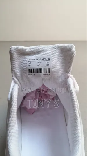 Women's Sneaker Size (37)