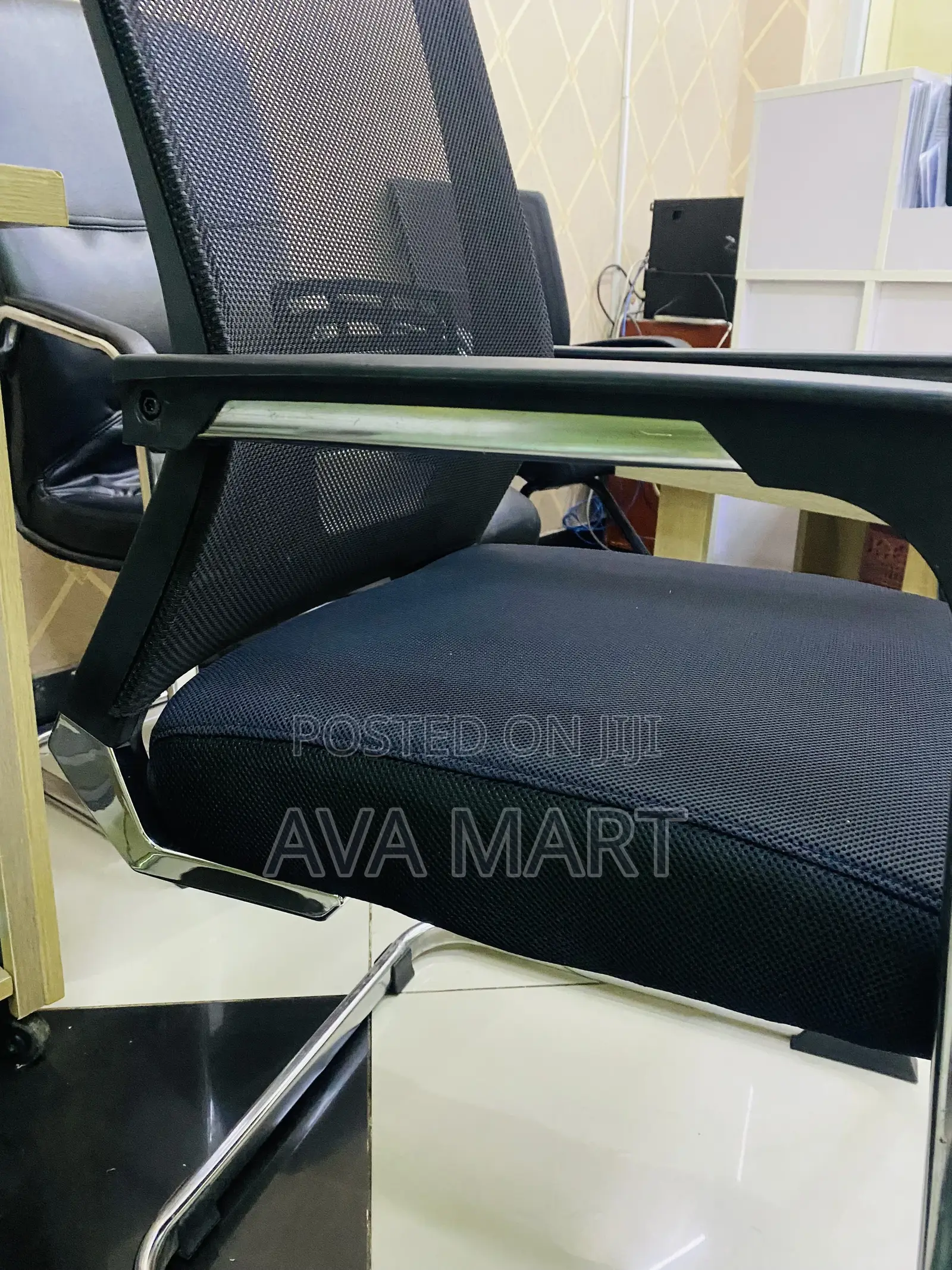 U-Leg Guest Chair