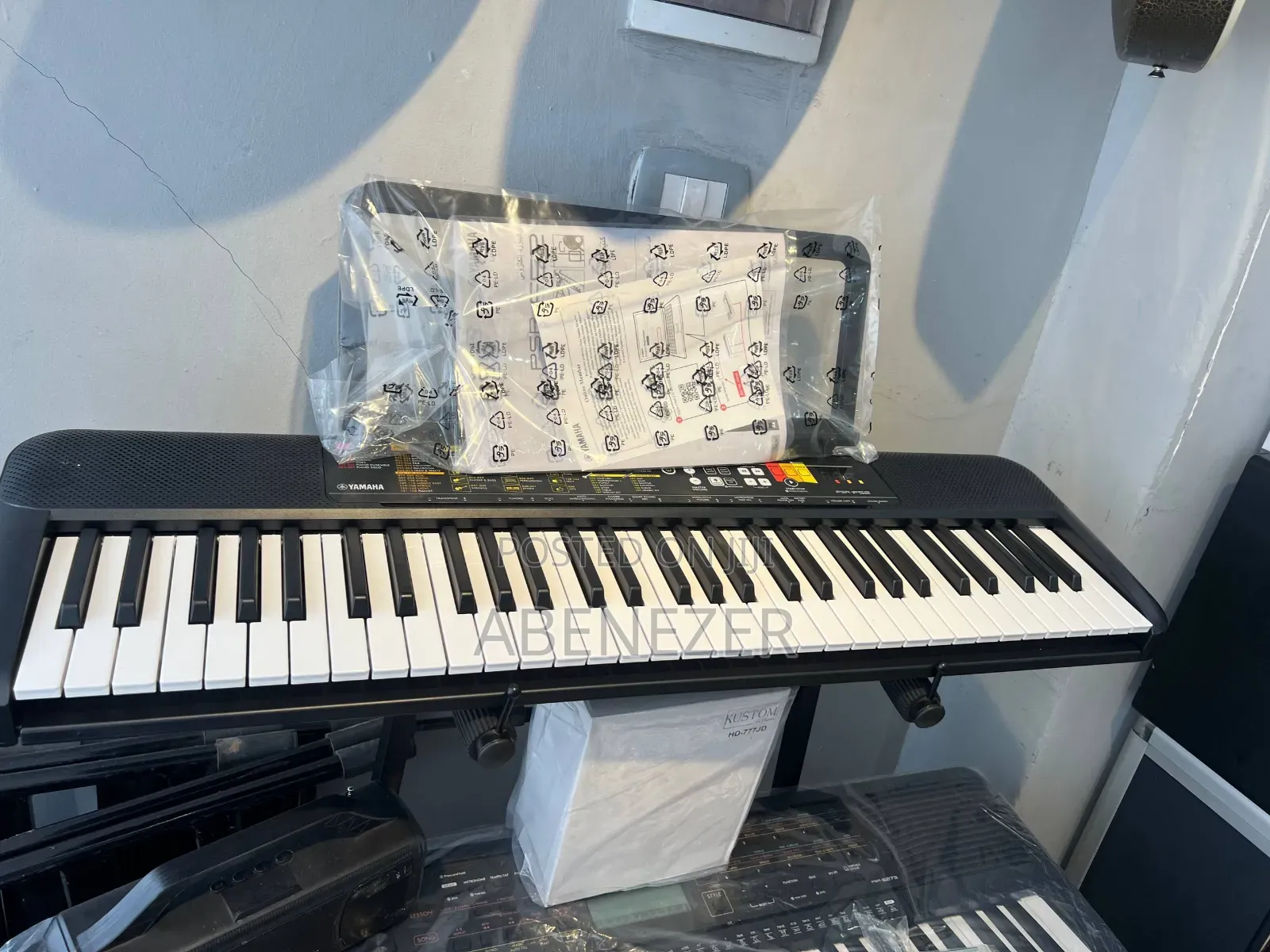 Yamaha PSR F52 Keyboard