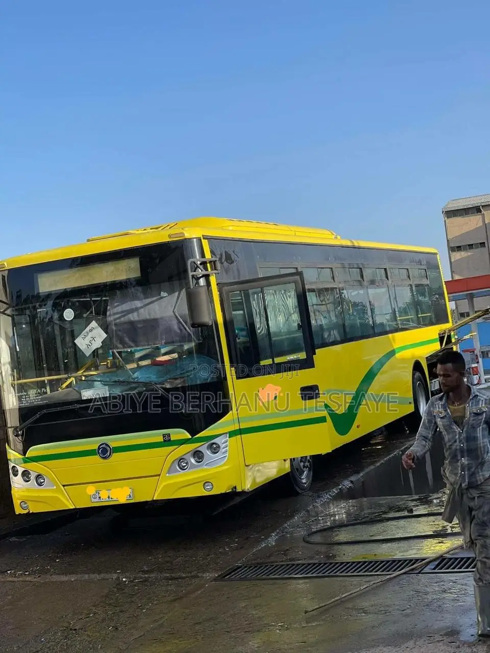 Bus 2016 Yellow
