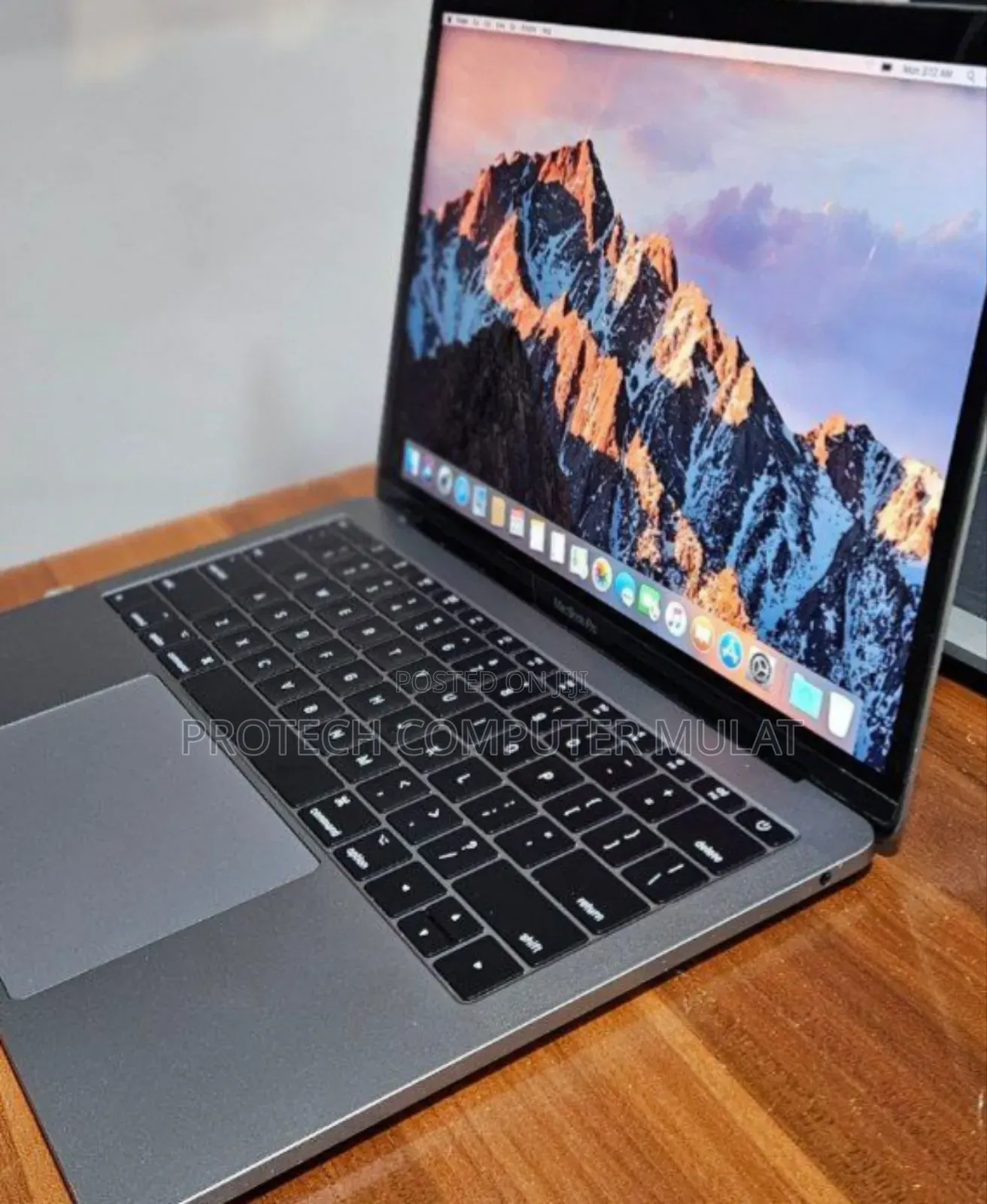 New Laptop Apple MacBook Pro 2017 8GB Intel Core i5 SSD 256GB