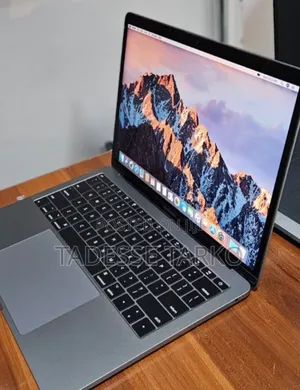 New Laptop Apple MacBook Pro 2017 8GB Intel Core i5 SSD 256GB