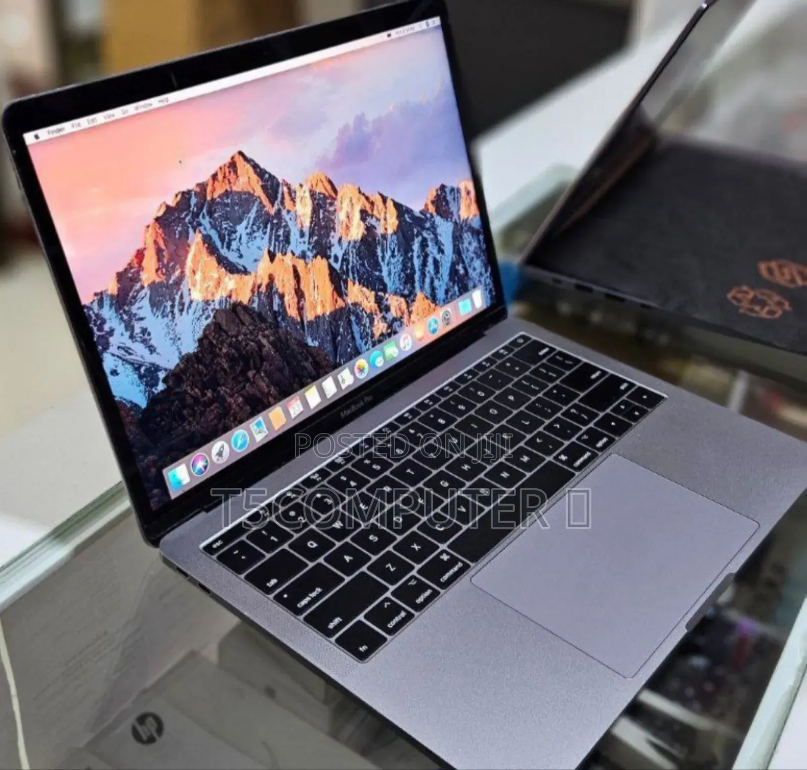 New Laptop Apple MacBook Pro 2017 8GB Intel Core i5 SSD 256GB